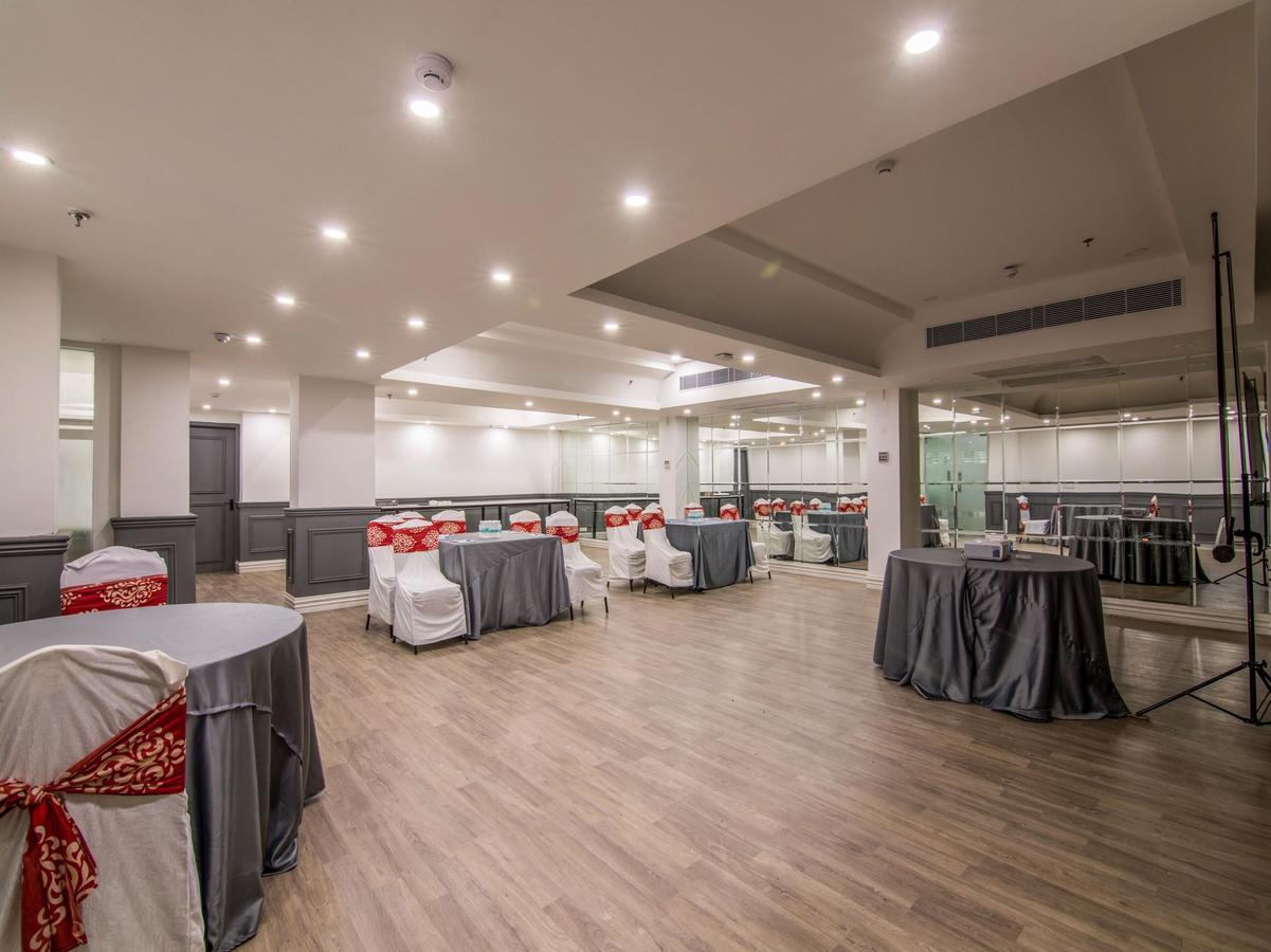 Oyo Townhouse 028 Corporate Suite Noida Esterno foto