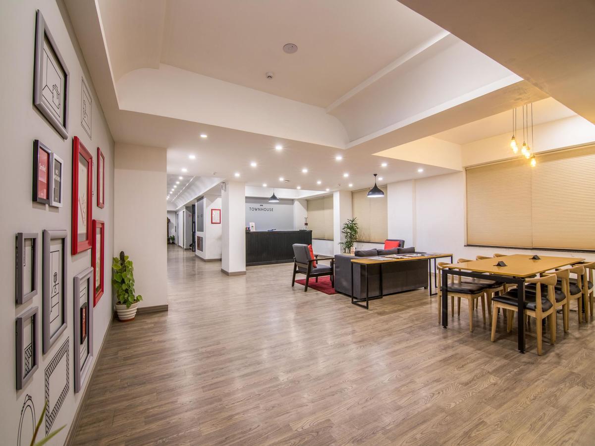 Oyo Townhouse 028 Corporate Suite Noida Esterno foto
