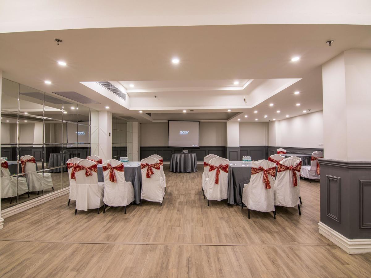 Oyo Townhouse 028 Corporate Suite Noida Esterno foto