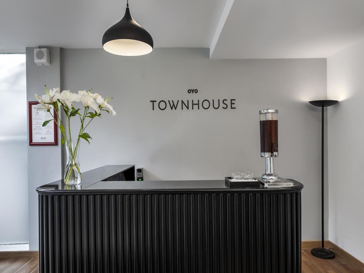 Oyo Townhouse 028 Corporate Suite Noida Esterno foto