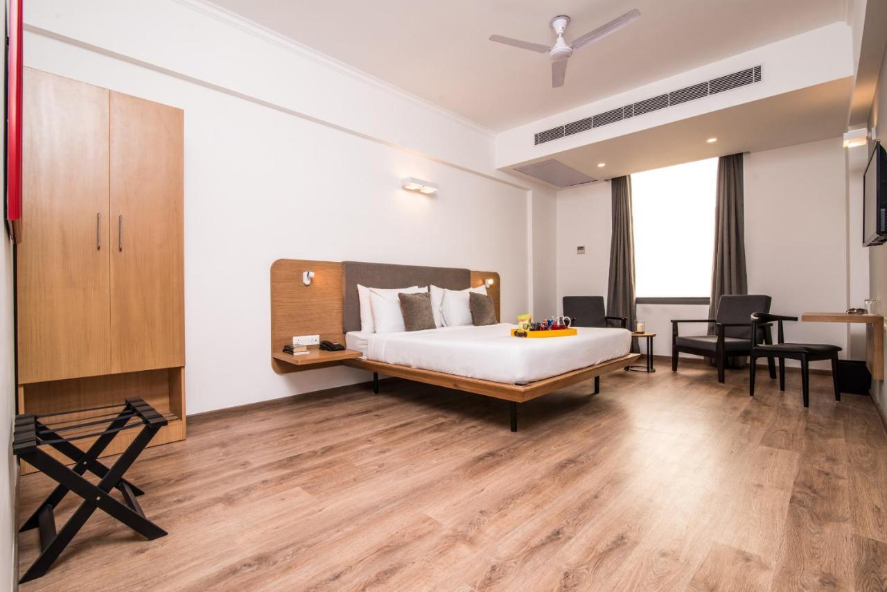 Oyo Townhouse 028 Corporate Suite Noida Esterno foto