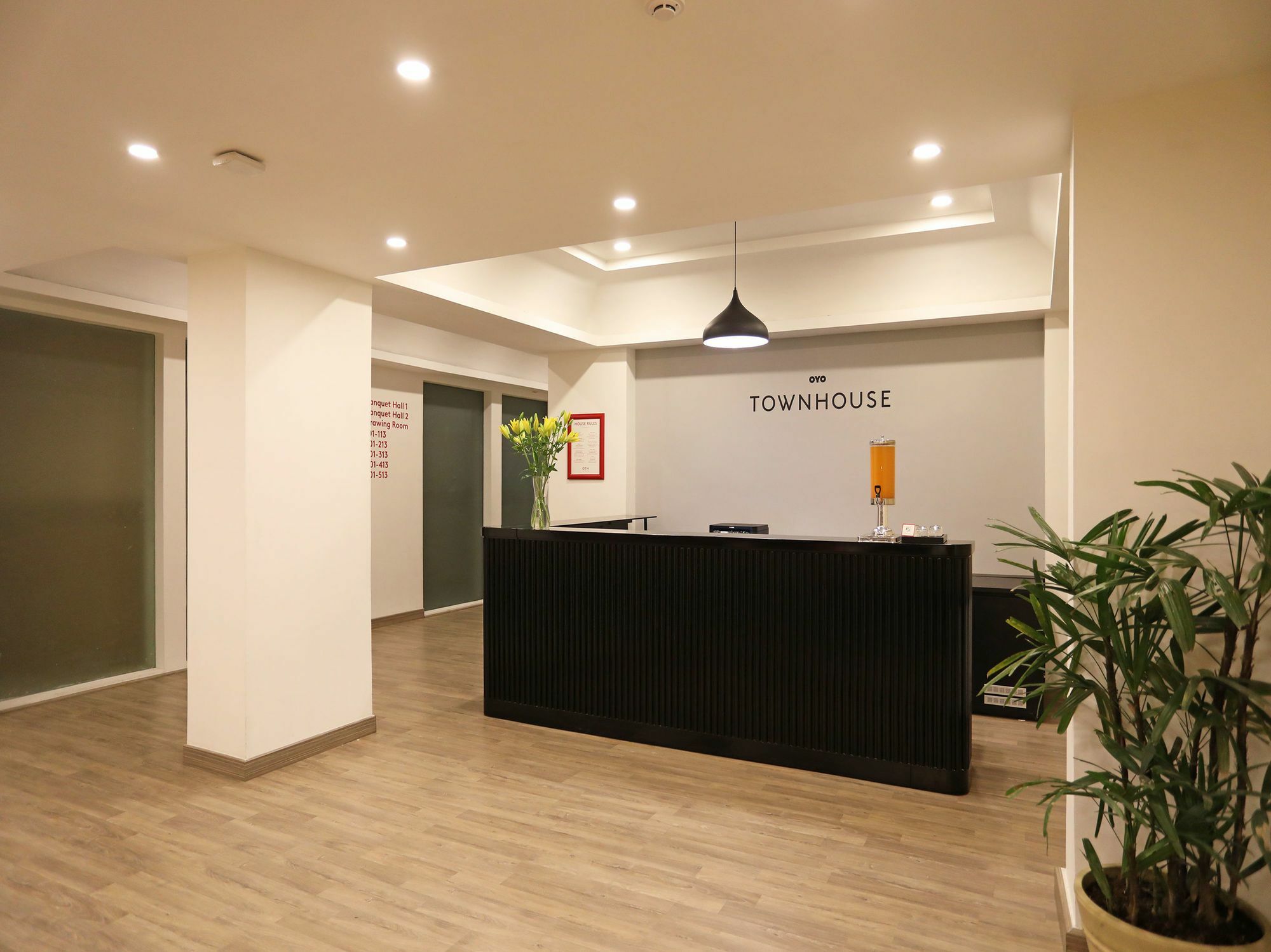 Oyo Townhouse 028 Corporate Suite Noida Esterno foto