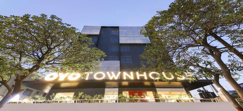 Oyo Townhouse 028 Corporate Suite Noida Esterno foto